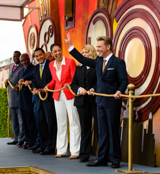 Por qué David Miscavige está escuchando Harlem david miscavige pulls ribbon harlem church of scientology Por qué David Miscavige está escuchando Harlem