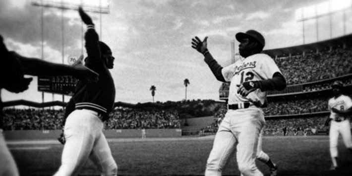 First-ever high five captured between two Dodgers players