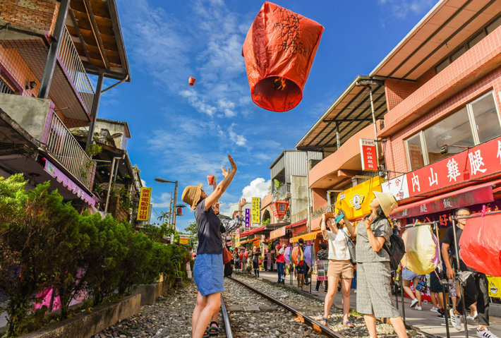 Tourists launching a sky lantern in Taipei 