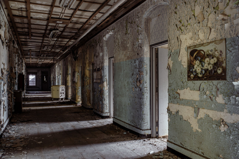 Hallway with paint peeling off the walls